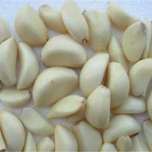 怎样除去嘴里的大蒜味？别嚼口香糖，吃一种蔬菜、两种水果就管用