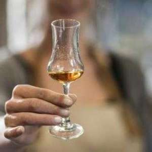 饮酒对身体真的没有一点帮助 借酒消愁伤心泪流